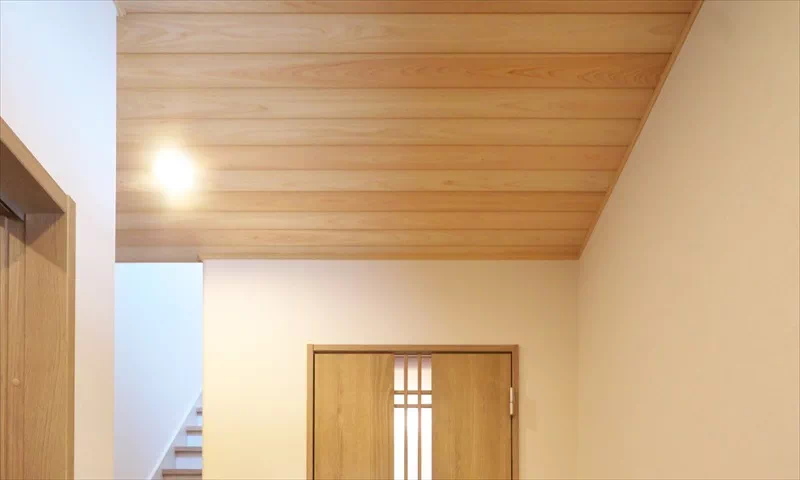 玄関天井-ヒノキ