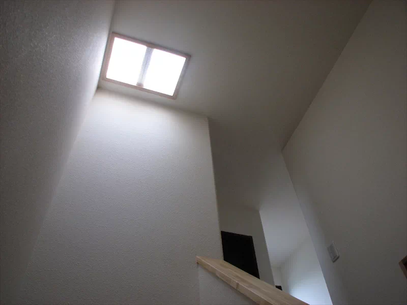階段上の明り取り-木のぬくもりを感じるモダンな家/Y様邸/金沢市